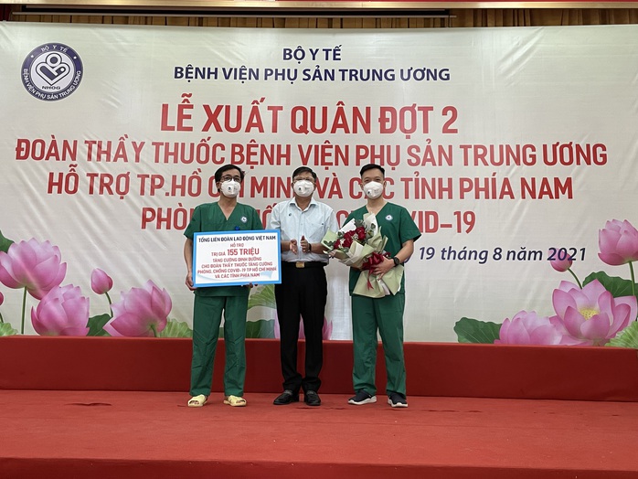 122 thầy thuốc Bệnh viện Phụ sản Trung ương lên đường vào miền Nam hỗ trợ chống dịch Covid-19 - Ảnh 1.