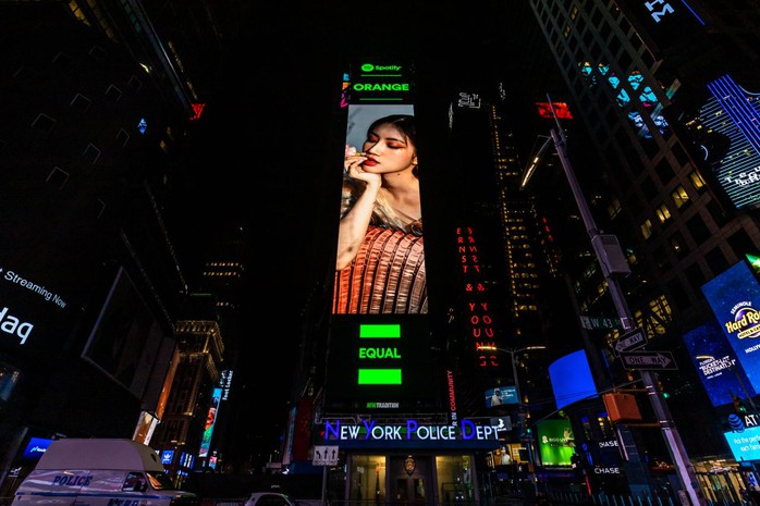 Ca sĩ Việt Orange xuất hiện trên bảng quảng cáo ở New York - Ảnh 2.