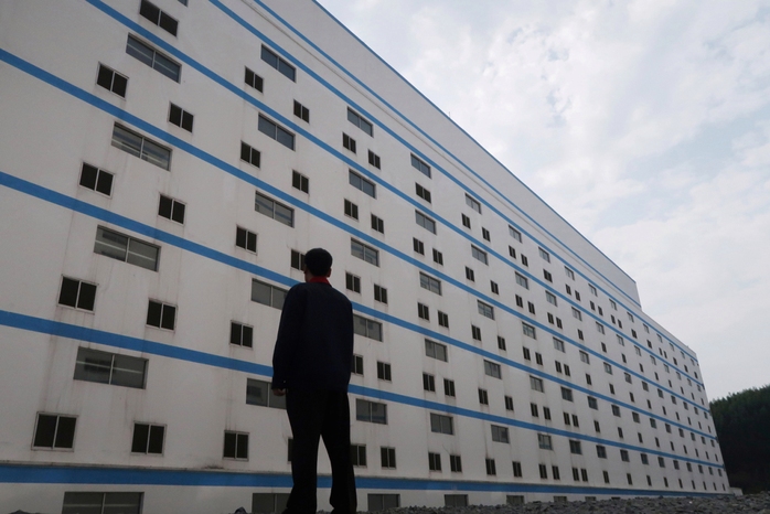 Trung Quốc xây khách sạn heo 13 tầng để ngăn dịch bệnh - Ảnh 1.
