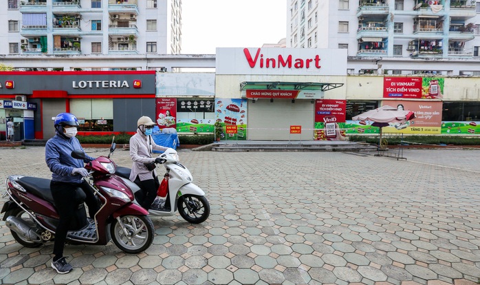 Cận cảnh nhiều siêu thị và cửa hàng VinMart/VinMart+ tạm đóng cửa - Ảnh 9.
