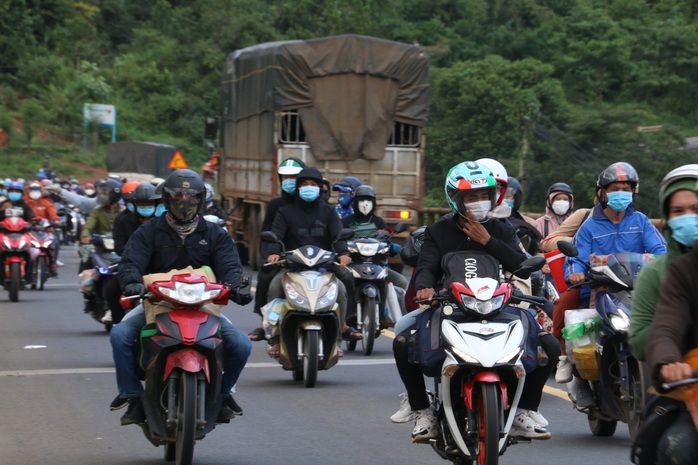 Trắng đêm phát nhu yếu phẩm cho hàng ngàn người về quê tránh dịch - Ảnh 3.