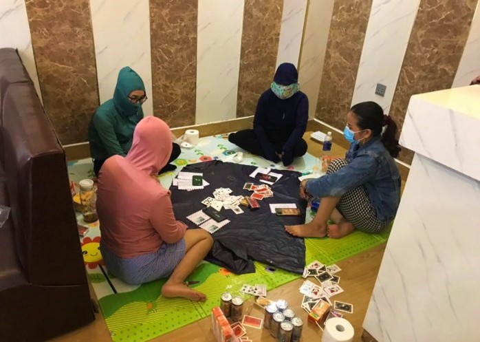 Quảng Bình bắt quả tang 4 phụ nữ thuê khách sạn đánh bạc - Ảnh 1.