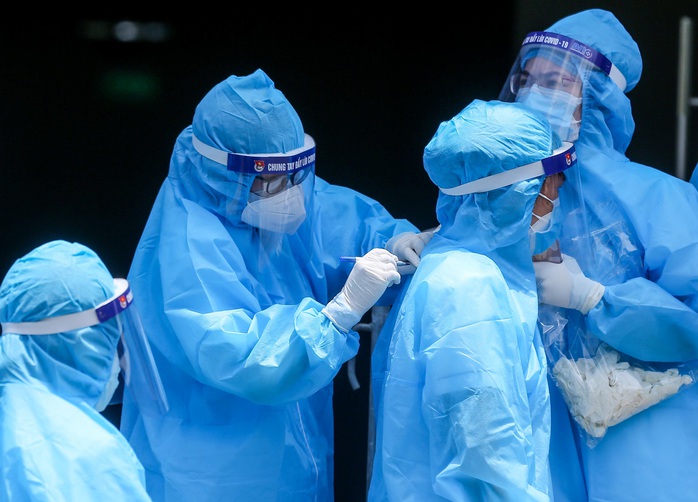 CLIP: Hàng trăm nhân viên y tế lấy mẫu liên quan chùm ca nhiễm SARS-CoV-2 phức tạp - Ảnh 9.