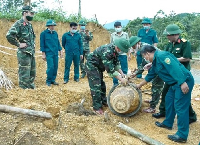 Tá hỏa phát hiện quả bom nặng 350 kg còn nguyên kíp nổ trong lúc đào móng nhà - Ảnh 1.