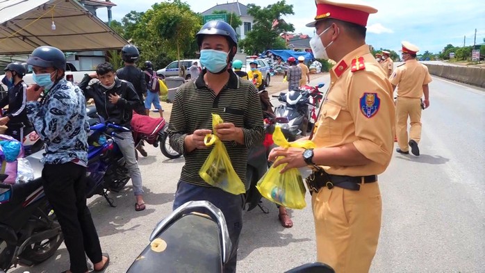 Quảng Bình cấm người dân tắm biển, bán quán ăn uống - cà phê dọc Quốc lộ - Ảnh 1.