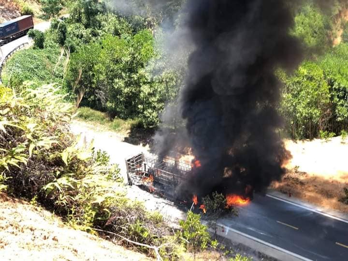 Quảng Nam: Xe tải bốc cháy dữ dội, cháy lan ra rừng keo của người dân - Ảnh 5.