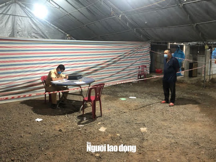 Quảng Bình bắt quả tang xe khách lén chở 36 người từ phía Nam về quê - Ảnh 2.