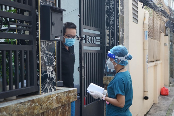 Nhân viên y tế đến tận nhà hướng dẫn người dân lấy mẫu xét nghiệm SARS-CoV-2 - Ảnh 1.