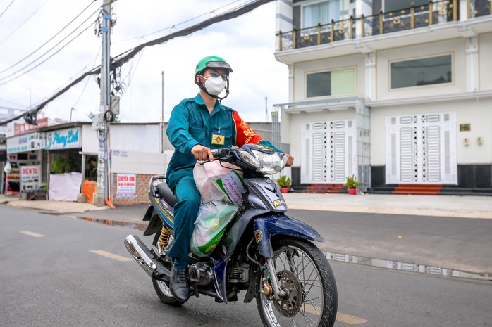 Ngày đầu TP HCM áp dụng đi chợ hộ: Cung - cầu đều giảm - Ảnh 1.