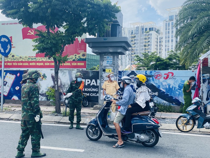 TP HCM: Bộ đội tỏa về các chốt kiểm soát, cùng công an đến từng khu vực hỗ trợ người dân - Ảnh 8.