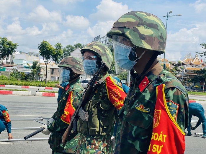 TP HCM: Bộ đội tỏa về các chốt kiểm soát, cùng công an đến từng khu vực hỗ trợ người dân - Ảnh 6.