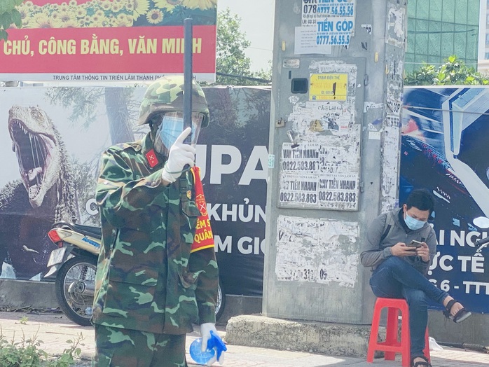 TP HCM: Bộ đội tỏa về các chốt kiểm soát, cùng công an đến từng khu vực hỗ trợ người dân - Ảnh 7.