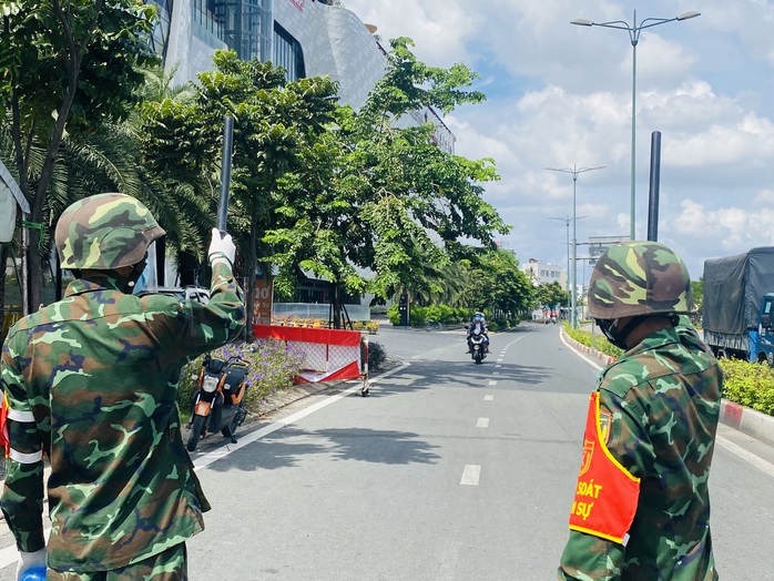 TP HCM: Bộ đội tỏa về các chốt kiểm soát, cùng công an đến từng khu vực hỗ trợ người dân - Ảnh 2.