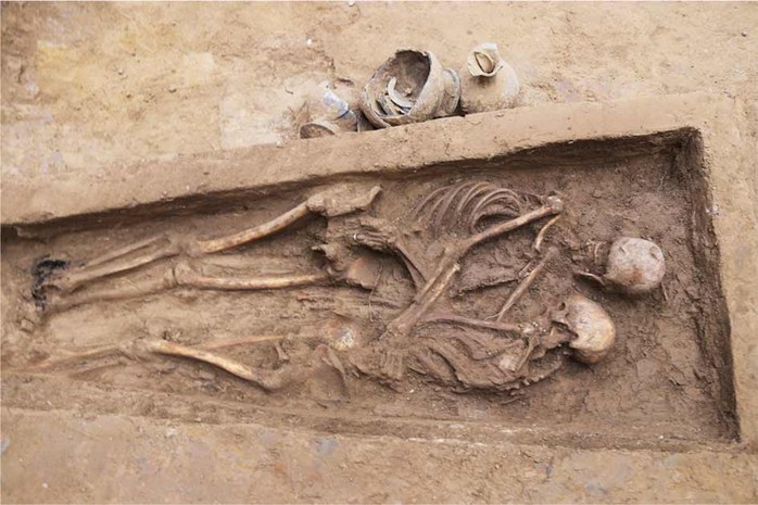 Mộ cổ lãng mạn nhất thế giới: cặp đôi ôm chặt nhau suốt 1.600 năm - Ảnh 1.