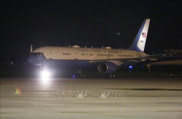 Không lực 2 của Phó Tổng thống Mỹ Kamala Harris tới Nội Bài - Ảnh 4.