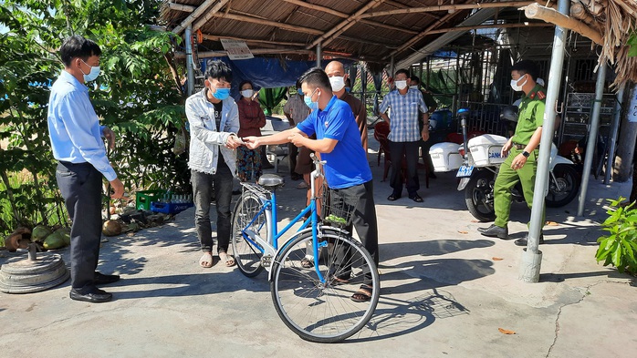 Đi bộ từ Quảng Ngãi về quê, chàng trai Thanh Hóa được bà con Quảng Nam tặng tiền, xe máy - Ảnh 1.