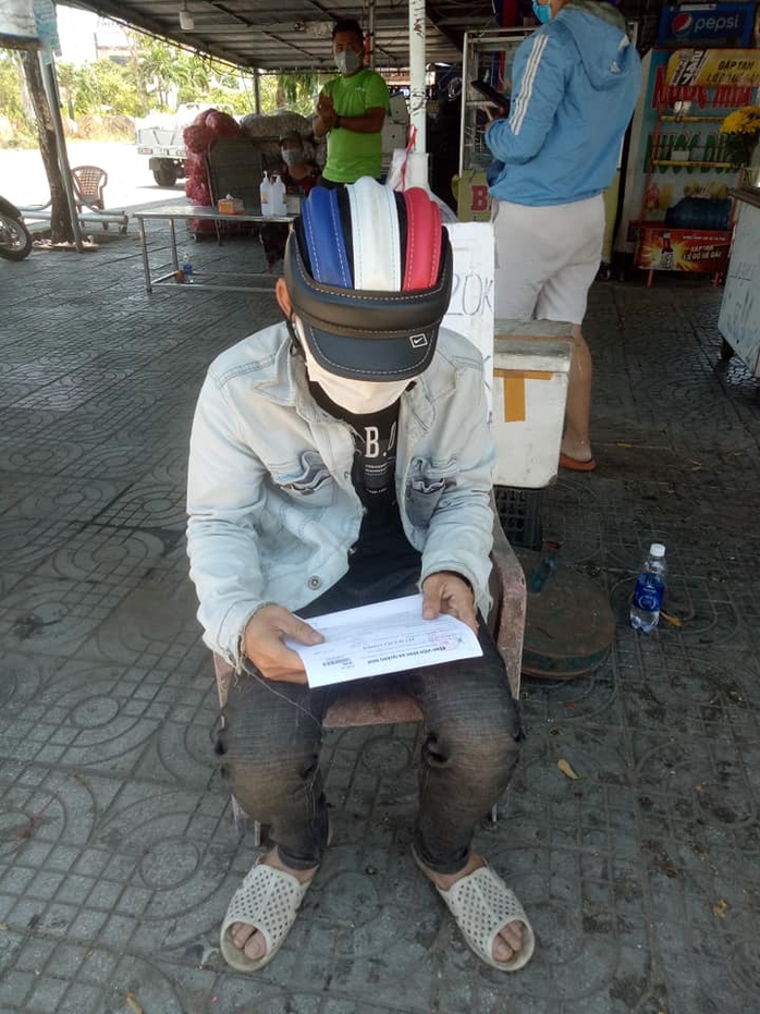 Đi bộ từ Quảng Ngãi về quê, chàng trai Thanh Hóa được bà con Quảng Nam tặng tiền, xe máy - Ảnh 6.