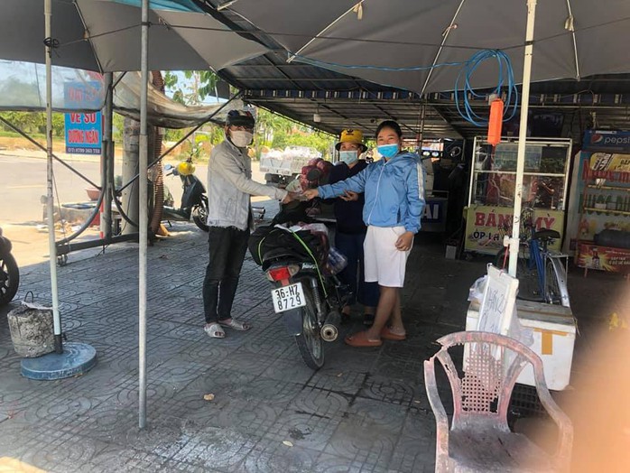 Đi bộ từ Quảng Ngãi về quê, chàng trai Thanh Hóa được bà con Quảng Nam tặng tiền, xe máy - Ảnh 4.