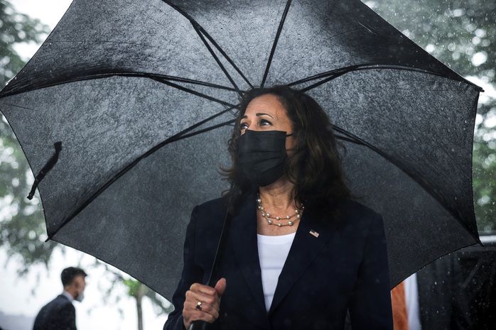 Phó Tổng thống Mỹ Kamala Harris đặt hoa tại đài kỷ niệm bên hồ Trúc Bạch - Ảnh 9.