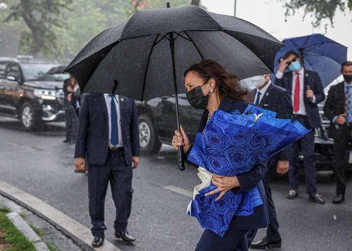 Phó Tổng thống Mỹ Kamala Harris đặt hoa tại đài kỷ niệm bên hồ Trúc Bạch - Ảnh 3.