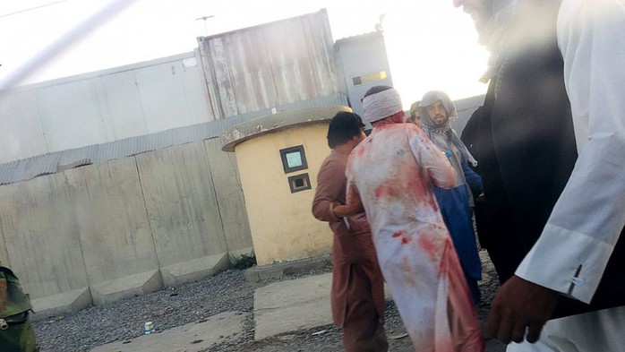 Tấn công phức tạp bên ngoài sân bay Kabul làm 13 người chết - Ảnh 3.