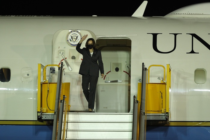 Không lực 2 của Phó Tổng thống Mỹ Kamala Harris tới Nội Bài - Ảnh 5.