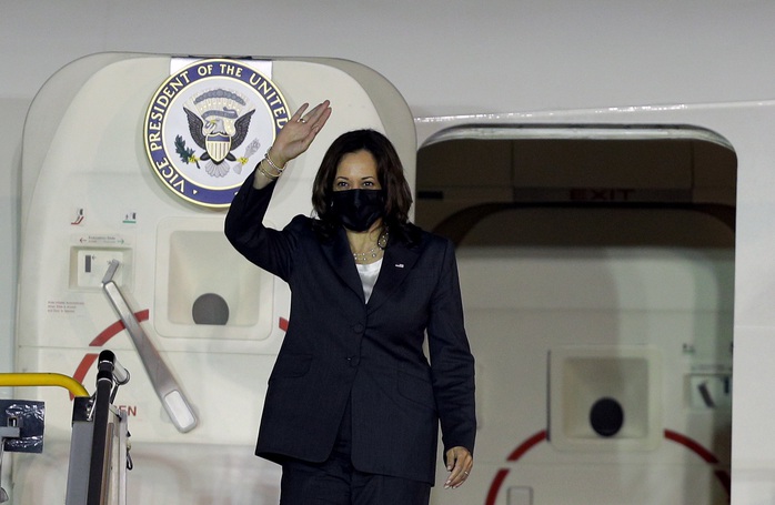 Không lực 2 của Phó Tổng thống Mỹ Kamala Harris tới Nội Bài - Ảnh 1.