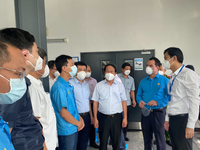 Phó Thủ tướng Lê Văn Thành thăm công nhân “3 tại chỗ” tại KCX Tân Thuận - Ảnh 1.