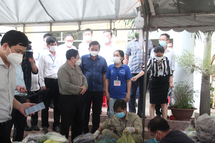 Thủ tướng Phạm Minh Chính thăm hỏi, động viên người dân tại điểm nóng Vĩnh Cửu - Ảnh 5.
