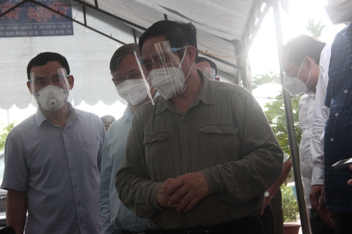Thủ tướng Phạm Minh Chính thăm hỏi, động viên người dân tại điểm nóng Vĩnh Cửu - Ảnh 2.