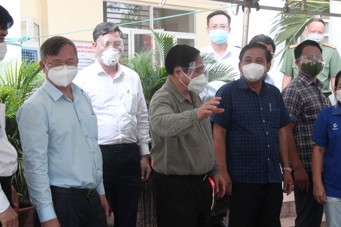 Thủ tướng Phạm Minh Chính thăm hỏi, động viên người dân tại điểm nóng Vĩnh Cửu - Ảnh 1.