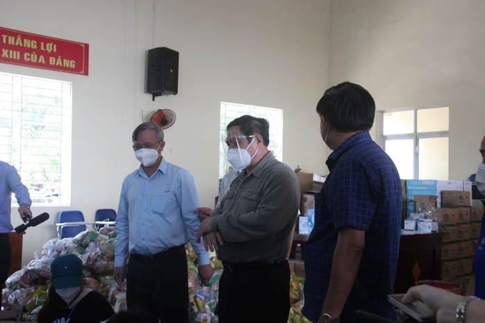 Thủ tướng Phạm Minh Chính thăm hỏi, động viên người dân tại điểm nóng Vĩnh Cửu - Ảnh 4.