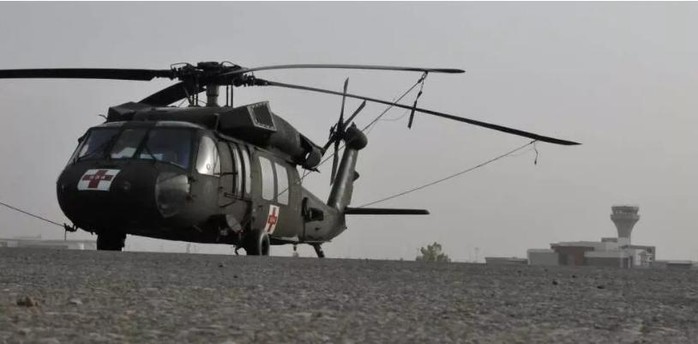 Taliban lái trực thăng Black Hawk của Mỹ lượn quanh sân bay - Ảnh 2.