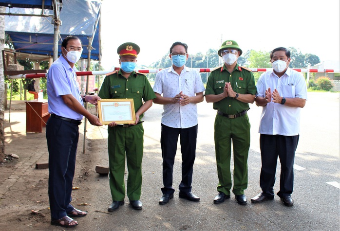 Đang trực chốt, trưởng công an xã đưa thai phụ nghèo đi cấp cứu, tặng 3 triệu đồng - Ảnh 1.