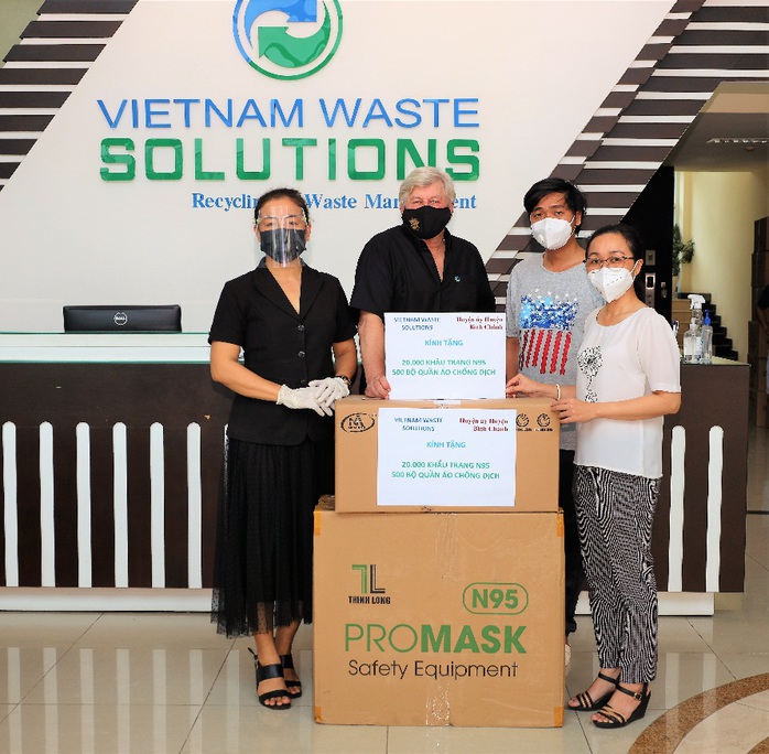 VWS trao tặng vật tư y tế hỗ trợ tuyến đầu chống dịch tại TP HCM - Ảnh 1. VWS trao tặng vật tư y tế hỗ trợ tuyến đầu chống dịch tại TP HCM - Ảnh 1.