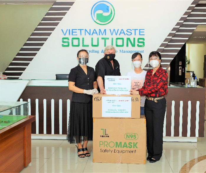 VWS trao tặng vật tư y tế hỗ trợ tuyến đầu chống dịch tại TP HCM - Ảnh 2. VWS trao tặng vật tư y tế hỗ trợ tuyến đầu chống dịch tại TP HCM - Ảnh 2.