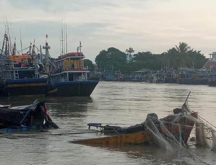 Lũ quét bất ngờ trong đêm, nhấn chìm nhiều tàu cá - Ảnh 1.