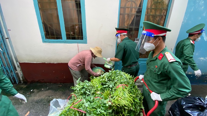 Theo chân đội shipper tình nguyện - Ảnh 1.