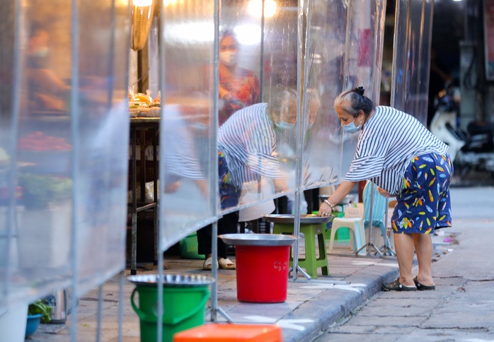 CLIP: “Chợ nhà giàu” ở phố cổ Hà Nội thay đổi sau hơn 10 ngày dừng hoạt động - Ảnh 13.