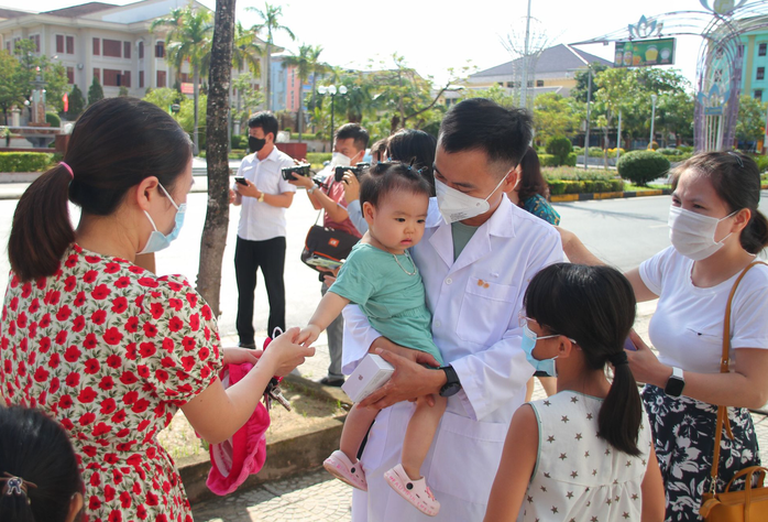 32 bác sĩ, nhân viên y tế Quảng Trị tình nguyện vào tỉnh Bình Dương tham gia chống dịch - Ảnh 2.