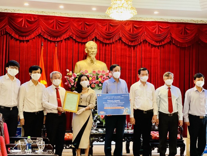 Quỹ Từ thiện Kim Oanh hỗ trợ thuốc điều trị Covid-19 cho các bệnh viện tuyến đầu - Ảnh 2. Quỹ Từ thiện Kim Oanh hỗ trợ thuốc điều trị Covid-19 cho các bệnh viện tuyến đầu - Ảnh 2.
