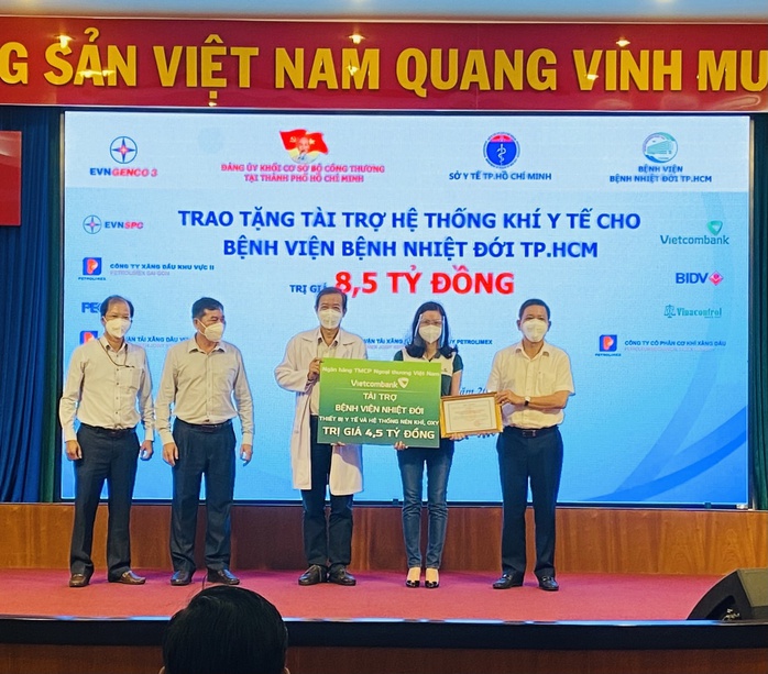 Vietcombank TP HCM hỗ trợ, chia sẻ cùng tuyến đầu Thành phố đẩy lùi đại dịch Covid-19 - Ảnh 1. Vietcombank TP HCM hỗ trợ, chia sẻ cùng tuyến đầu Thành phố đẩy lùi đại dịch Covid-19 - Ảnh 1.
