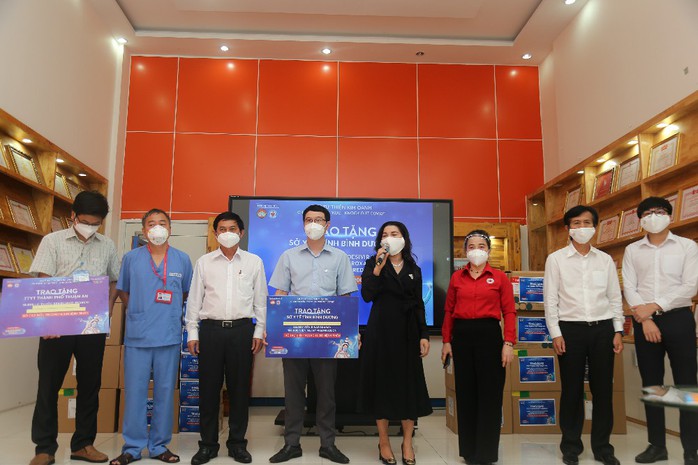Quỹ Từ thiện Kim Oanh hỗ trợ thuốc điều trị Covid-19 cho các bệnh viện tuyến đầu - Ảnh 4. Quỹ Từ thiện Kim Oanh hỗ trợ thuốc điều trị Covid-19 cho các bệnh viện tuyến đầu - Ảnh 4.