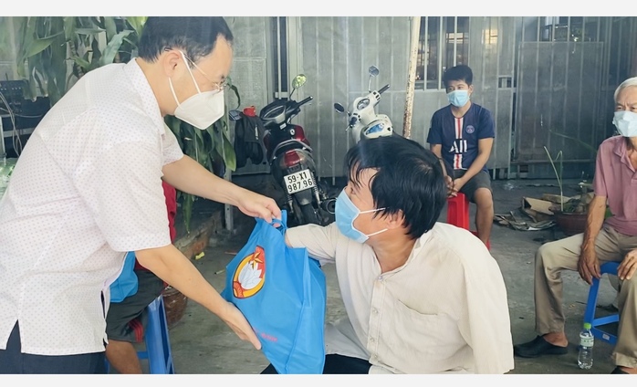 Công nhân xúc động nhận túi an sinh xã hội từ lãnh đạo TP Thủ Đức - Ảnh 1.