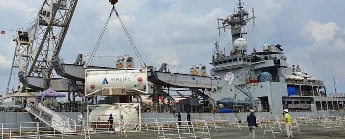 Tàu Hải quân Ấn Độ chở 300 máy tạo oxy và 100 tấn oxy y tế đến TP HCM - Ảnh 4.