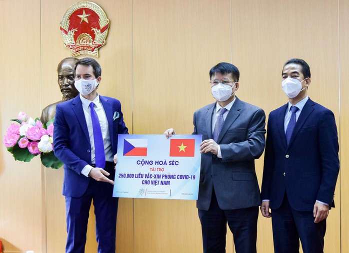 Việt Nam nhận thêm 250.800 liều vắc-xin Astra Zeneca và Moderna từ Séc - Ảnh 1.