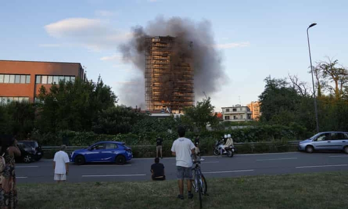 Ý: Tòa nhà 20 tầng bốc cháy ngùn ngụt - Ảnh 6.