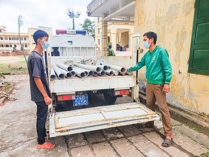 Thiếu tiền tiêu xài, 2 thanh niên tháo lan can hàng loạt cây cầu mang đi bán - Ảnh 1.