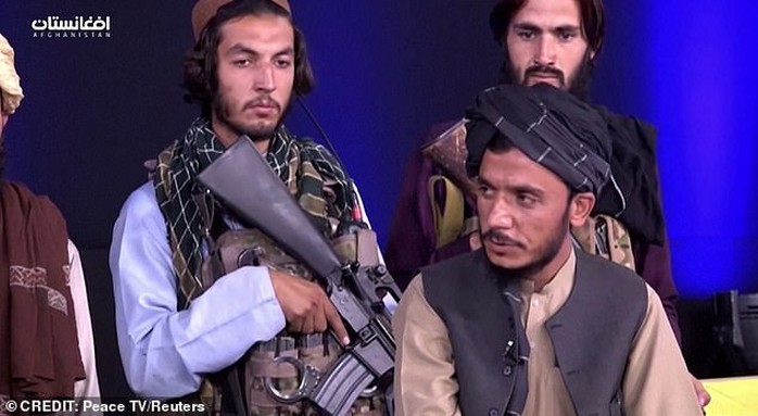Phát thanh viên Afghanistan đưa tin giữa vòng vây súng ống Taliban - Ảnh 3.