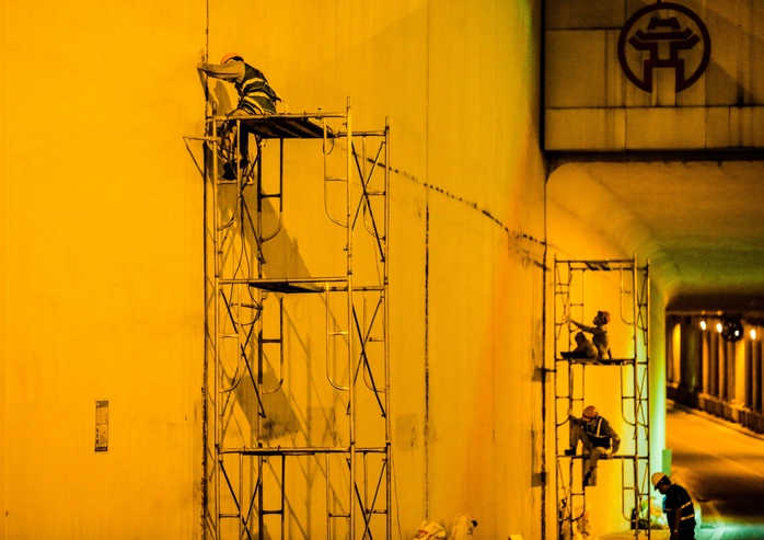 CLIP: Hàng chục công nhân xuyên đêm tu sửa hầm Kim Liên để bàn giao đúng tiến độ - Ảnh 8.